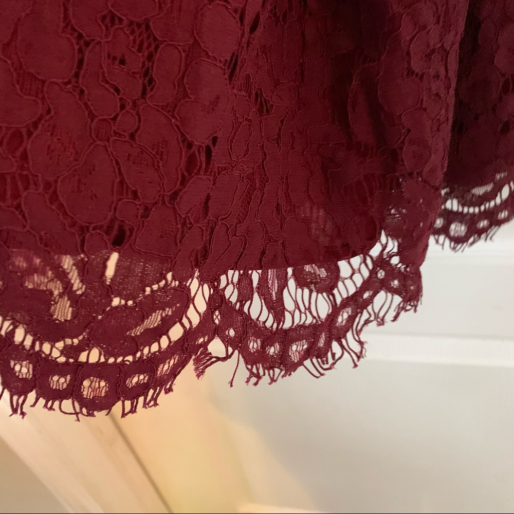 Tobi deep V Lace dress - Picture 5 of 7
